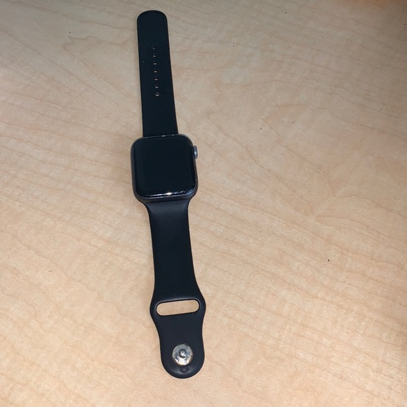 Apple Watch series 5 - Picture 1 of 5